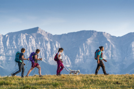 Caminants amb la Serra de Cadí de fons_ Prullans