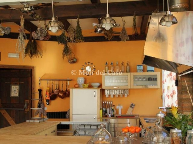 Cuina i menja com un bon home