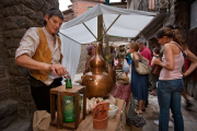 Destil·leria tradicional al mercat d'Oficis de la Festa de  la Baronia de Pinòs de Bagà