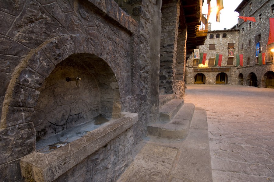 Casc antic de Bagà_Plaça Porxada