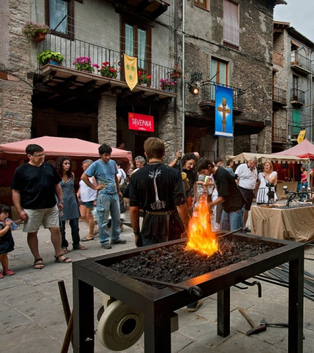 Muestra de oficios artesanos en el centro histórico de Bagà