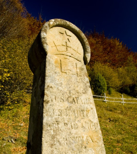Estela en el Prat dels cremats de Montsegur, Arièja